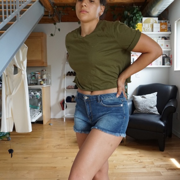 Mid Rise Cut Off Jean Shorts - Picture 4 of 4